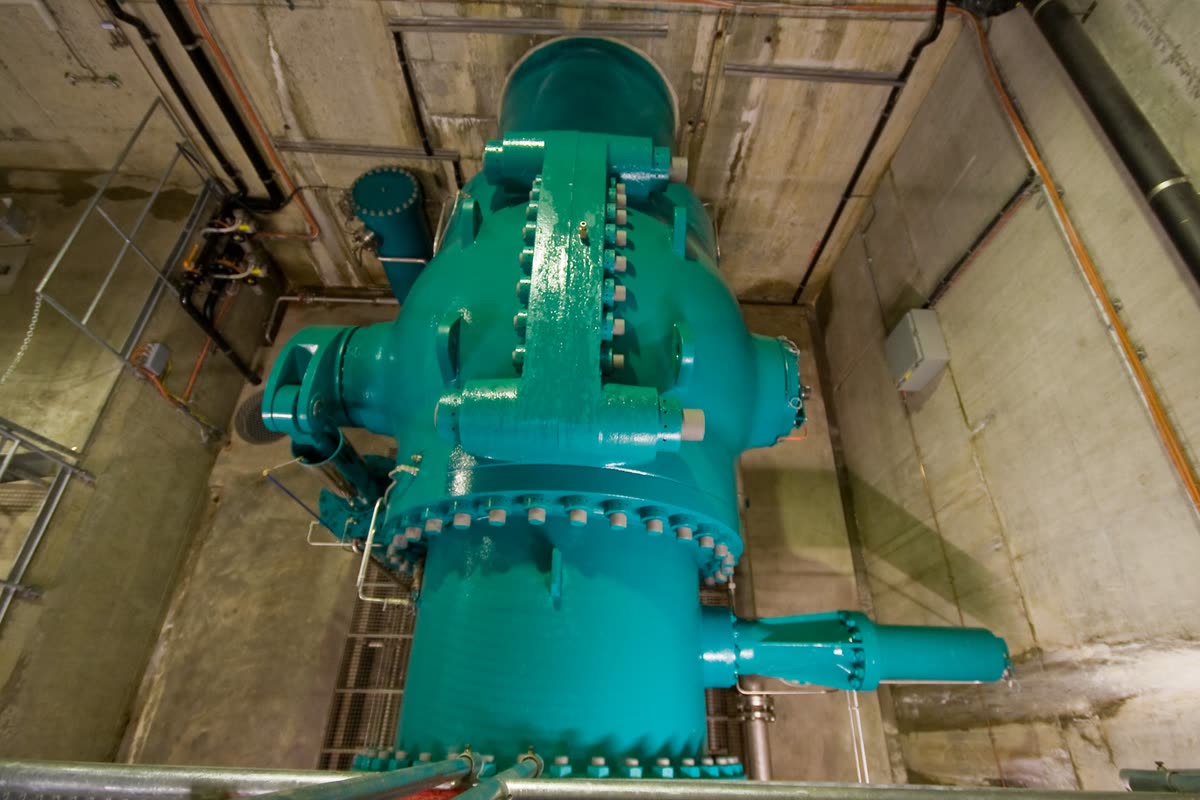 Large spherical shut-off valve with bolted flanges in a penstock chamber